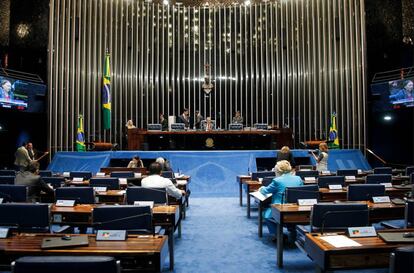 Senadores votam mais um passo do impeachment.