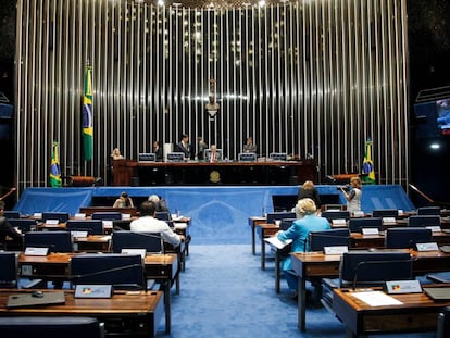 Senadores votam mais um passo do impeachment.