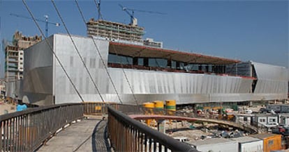 El nuevo centro de congresos que Josep Llus Mateo construye en Barcelona para el Frum 2004 es uno de los mayores de Europa.

El arquitecto Josep Llus Mateo.