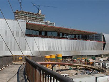 El nuevo centro de congresos que Josep Lluís Mateo construye en Barcelona para el Fórum 2004 es uno de los mayores de Europa.
El arquitecto Josep Lluís Mateo.