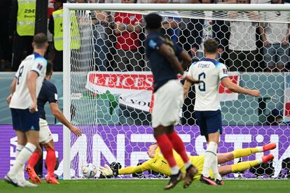 Aurelien Tchouameni anotando el primer gol de Francia en el partido.