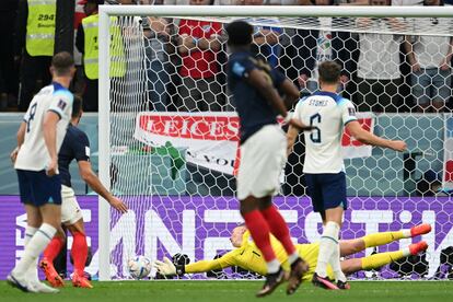 Aurelien Tchouameni anotando el primer gol de Francia en el partido. 