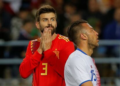 Gerard Pique se lamenta después de una acción.