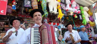 Un grupo de música tradicional anima la apertura del recinto de las barracas.