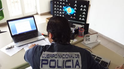 Un agente de la Policía Nacional investigando en redes en una imagen de archivo.