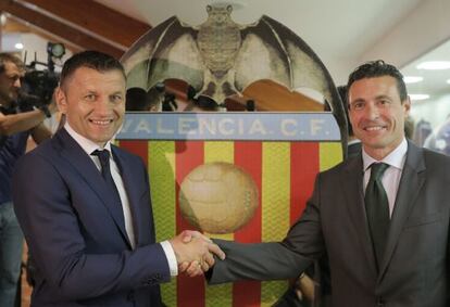 Djukic con el presidente del Valencia, Amadeo Salvo.