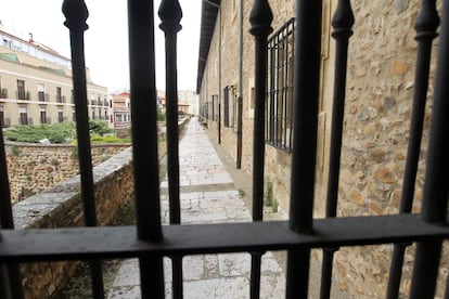 La muralla romana está ahora cerrada al público, con la restauración será visitable.