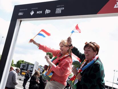 Dos eurofans con la bandera holandesa en las afueras del teatro Ahoy de Róterdam.