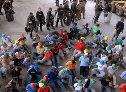 Trabajadores de la construcción arrestados ayer tras participar en violentos disturbios en las calles de Ciudad de Panamá.