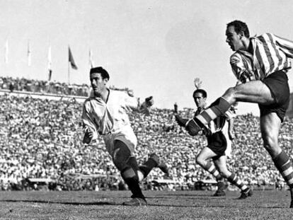 Zarra remata en la final de Copa que el Athletic disputó contra el Valladolid en Chamartín en 1950.