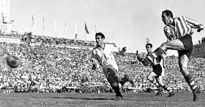 Zarra remata en la final de Copa que el Athletic disputó contra el Valladolid en Chamartín en 1950.