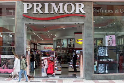 Perfumería Primor en una calle comercial de Málaga.