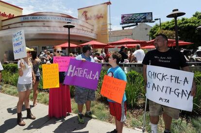 Protesta de partidarios de las uniones gais frente a un restaurante de Chick-fil-A en California.
