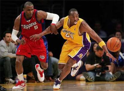 Cuttino Mobley y Kobe Bryant durante el encuentro