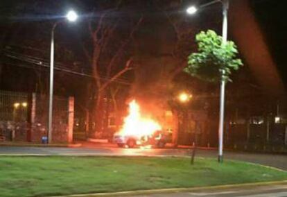 Una camioneta incendiada por el grupo comando durante su huida.