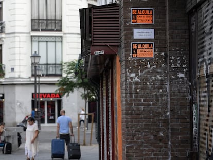 Carteles de alquiler en un edificio del centro de Madrid, el pasado agosto.