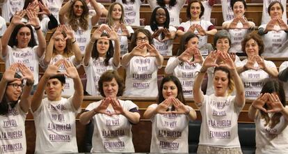 Las diputadas del grupo parlamentario de Unidos Podemos, lucen camisetas en apoyo a la huelga feminista convocada para el pr&oacute;ximo 8 de marzo.