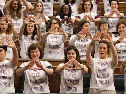 Las diputadas del grupo parlamentario de Unidos Podemos, lucen camisetas en apoyo a la huelga feminista convocada para el pr&oacute;ximo 8 de marzo.