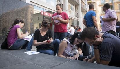 Varios opositores rellenan las reclamaciones ante el Ayuntamiento pidiendo que la repitición del examen.