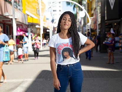 A youtuber Nathalia Rodrigues, a Nath Finanças, no Calçadão de Nova Iguaçu, zona metropolitana do Rio.