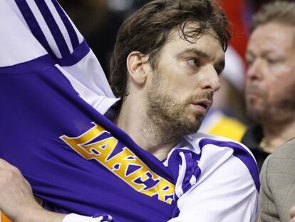 Pau Gasol, hace una semana en el banquillo contra los Phoenix Suns.