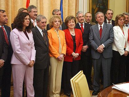 María Jesús San Segundo (en el centro, con traje oscuro), ayer con los responsables de educación autonómicos.