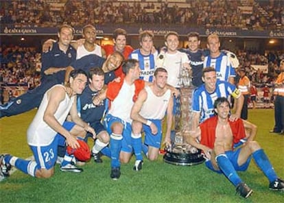 Los jugadores del Depor posan con el trofeo tras su triunfo.