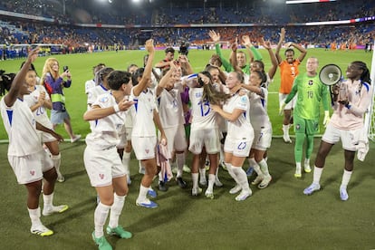 Las jugadoras de Francia celebran su clasificación a cuartos de final de la Eurocopa tras vencer a Países Bajos.