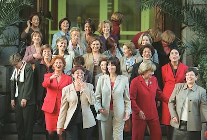 Algunas de las 99 diputadas que componen el Congreso de los Diputados, ante la puerta del mismo, el 24 de octubre de 2001. Entre ellas, Rosa Conde, Carmen Alborch, Cristina Alberdi, Teresa Fernández Vega, Leire Pajín.