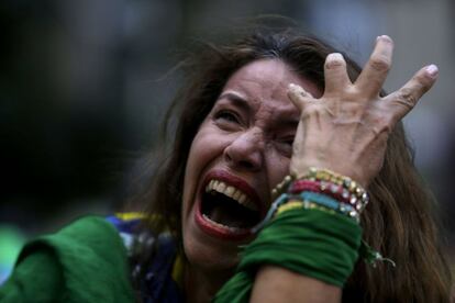 Una mujer llora al ver la transmisión del juego en un bar en el centro de Belo Horizonte.