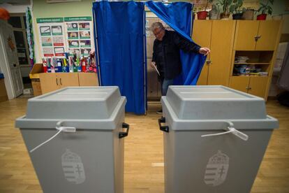 Un ciudadano sale de una cabina de votación en un colegio electoral en Budapest (Hungría).
