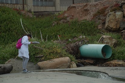 El problema de la calidad del agua apunta a dos motivos: el mal funcionamiento de la planta de tratamiento de San Antonio de los Buenos y drenaje que acaban llevando los desechos al río Tijuana, que desemboca en el océano, en el lado estadounidense.
