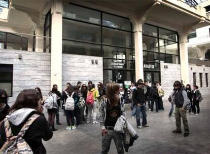 Grupos de alumnos, ayer, ante la entrada al instituto de Abastos, en Valencia.