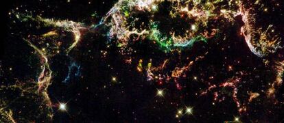 Nubes de gas originadas por la muerte de la estrella Casiopea A, en la Vía Láctea, tomada por el satélite Hubble.