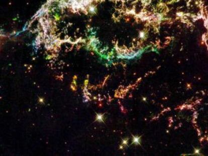 Nubes de gas originadas por la muerte de la estrella Casiopea A, en la V&iacute;a L&aacute;ctea, tomada por el sat&eacute;lite Hubble.