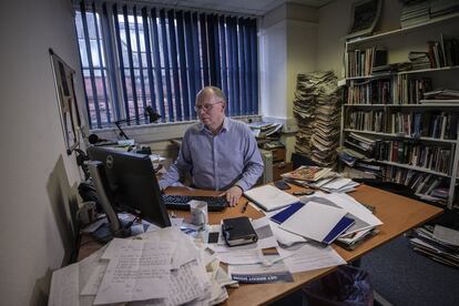 Chris Lloyd, editor de política del periódico regional 'The Northern Echo', trabaja en su despacho en la redacción en Darlington.