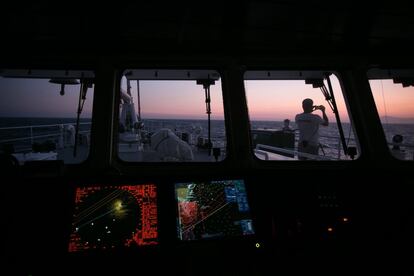 Puente de mando del barco, Amrit, tercer oficial, trabaja durante la noche.