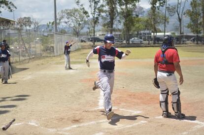 Un jugador de los Pitiyankees anota una carrera