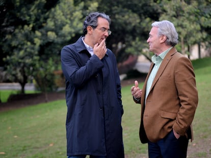 Juan Gabriel Vásquez y Sergio Cabrera, en Bogotá, el 24 de enero de 2023.