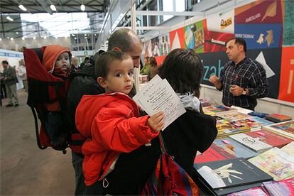 Una familia observando las novedades editoriales ayer por la mañana, en la primera jornada de la feria de Durango.