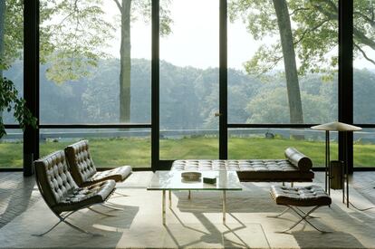 El talento de Philip Johnson queda subrayado en este proyecto por su capacidad para articular perspectivas en cadena de gran belleza. El mobiliario de Mies van der Rohe contribuye en el salón a enmarcar soberbiamente el bosque desde un interior habitado.