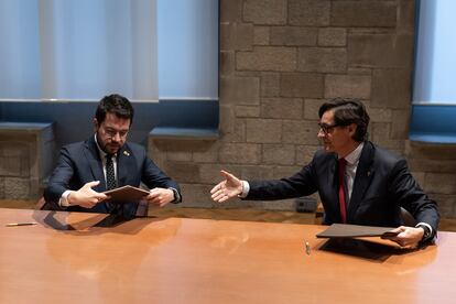 El presidente de la Generalitat, Pere Aragonès, y el primer secretario del PSC, Salvador Illa, en la firma del acuerdo para aprobar los presupuestos de la Generalitat para el 2023.