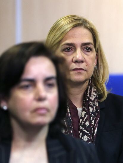 La infanta Cristina i Ana María Tejeiro (e), dona de Diego Torres, soci d'Iñaki Urdangarin, durant el judici del 'cas Nóos'.