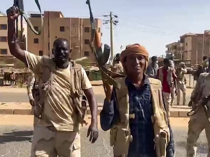 Imagen tomada de un vídeo difundido el 23 de abril de 2023 por las Fuerzas de Apoyo Rápido en la que varios combatientes agitan fusiles de asalto en Jartum.