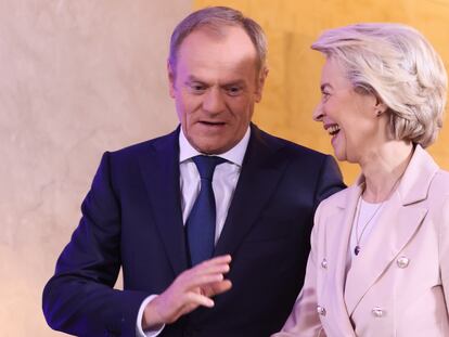 El primer ministro polaco, Donald Tusk, charla con la presidenta de la Comisión Europea, Ursula von der Leyen.