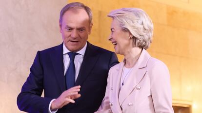 El primer ministro polaco, Donald Tusk, charla con la presidenta de la Comisión Europea, Ursula von der Leyen.