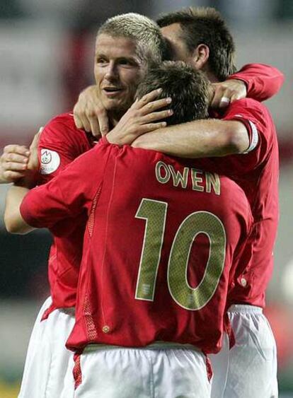 Owen se abraza a Beckham y Terry tras marcar con Inglaterra.
