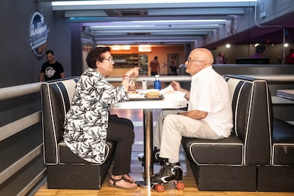 Manolo y Pura, cenando en el interior de la Rolling Dance Burger Madrid.