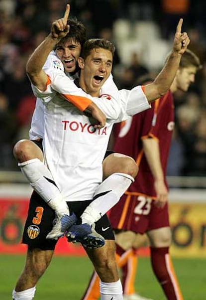 Fabio Aurelio, tras marcar, es felicitado por Villa.