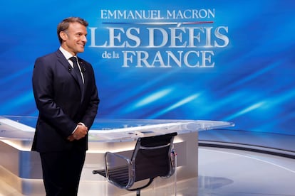 El presidente de Francia, Emmanuel Macron, minutos antes de su entrevista en el canal TF1 este martes